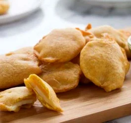 5 مرحله طرز تهیه پکوره سیب‌زمینی به روش محلی