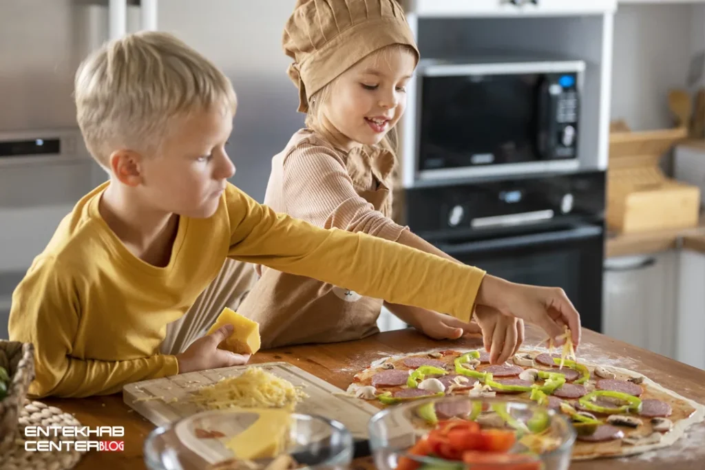 کودک در حال کار با غذاساز در کنار مادر 1