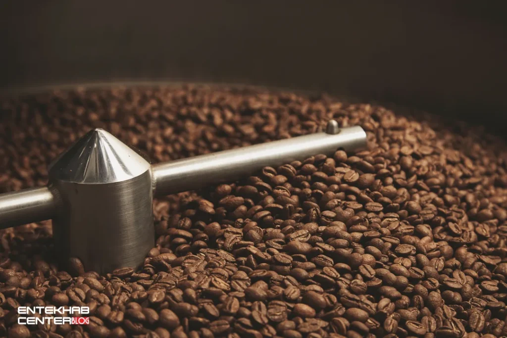 آسیاب قهوه خانگی همراه با دانه‌های قهوه تازه برای تهیه قهوه معطر