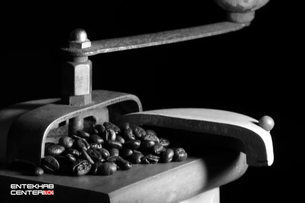 آسیاب قهوه خانگی همراه با دانه‌های قهوه تازه برای تهیه قهوه معطر2