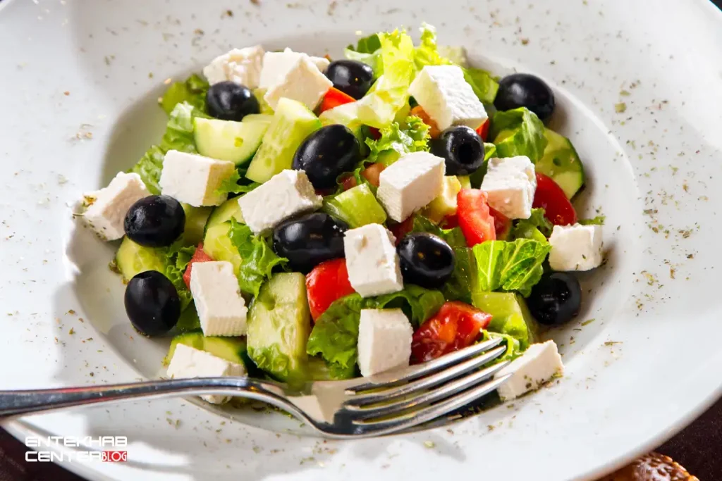 سالاد مدیترانه‌ای با پنیر فتا