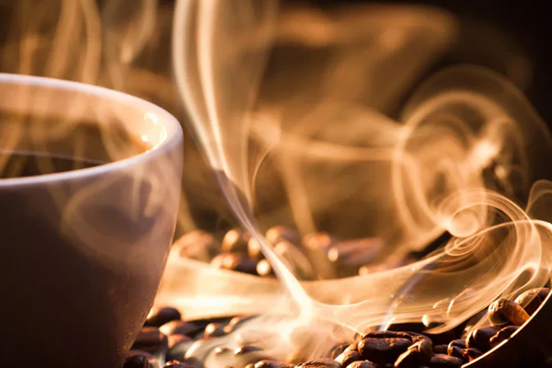 فنجان قهوه معطر در فضای صبحگاهی با حس آرامش