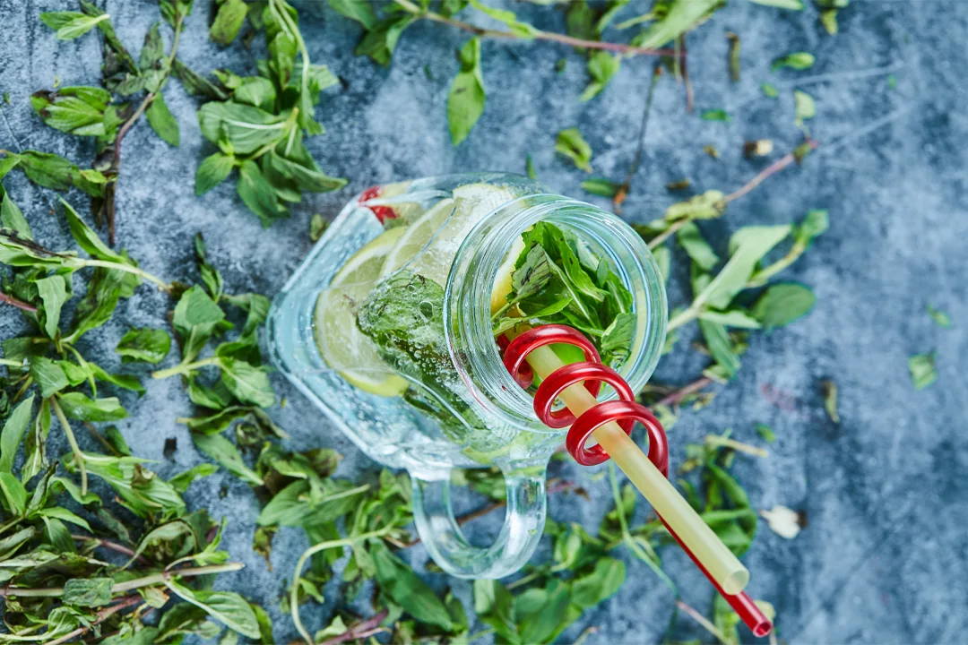 چطور نوشیدنی‌های تابستونی حرفه‌ای درست کنیم؟ (راهنمای کامل + ابزار لازم)