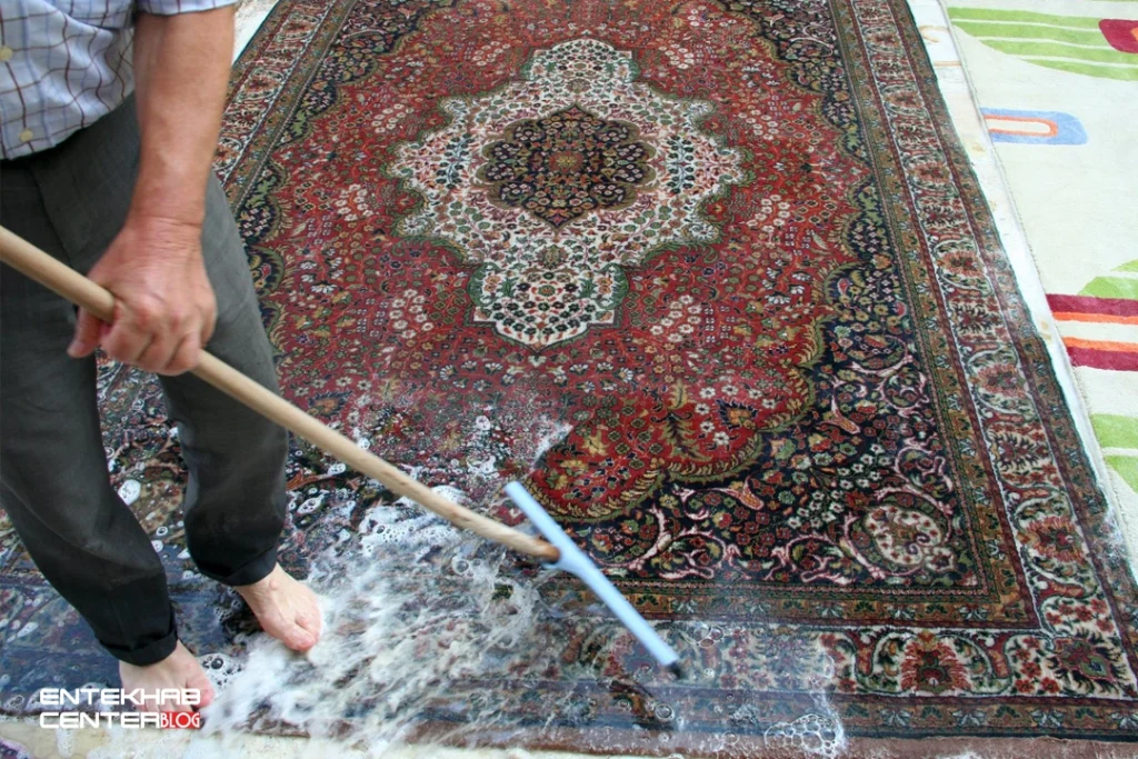 شستن فرشها توی حیاط؛ ورزش و سرگرمی همزمان